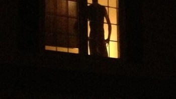 Setiap kali saya pulang malam, saya selalu kaget melihat rumah tetangga yang memiliki patung kardus. (Foto: Boredpanda)