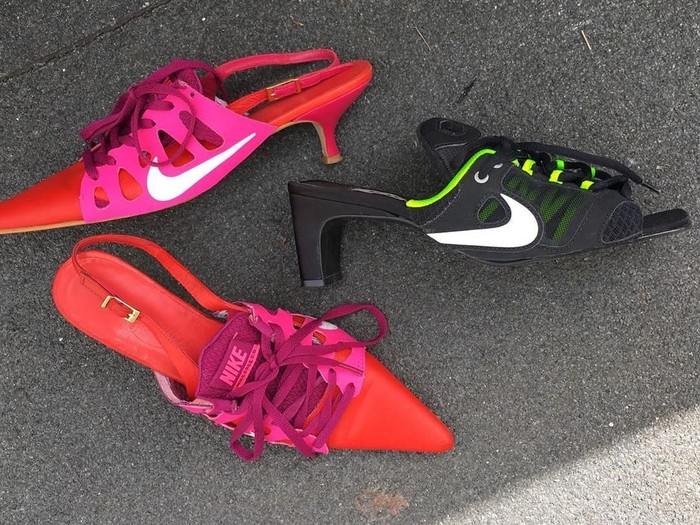 Sneakers Nike didaur ulang jadi heels. (Foto: Instagram/@ancutasarca) Sneakers Nike didaur ulang jadi heels. (Foto: Instagram/@ancutasarca)