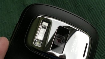 Ia adalah smartphone pertama yang memakai teknoogi PureViews, teknik oversampling yang menurunkan gambar resolusi penuh menjadi lebih rendah sehingga mencapai definisi lebih tinggi. Foto: All About Symbian