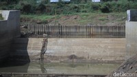 Floodway Cisangkuy merupakan proyek yang dibangun Balai Besar Wilayah Sungai (BBWS) Citarum di Kecamatan Pameungpeuk, Kabupaten Bandung sepanjang 8.173 meter.