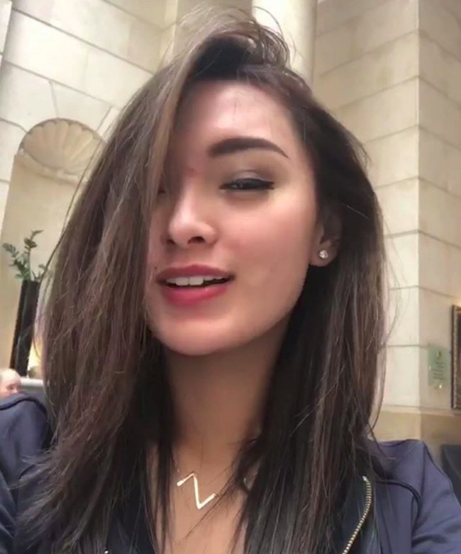 Zaskia Gotik sempat menghebohkan publik saat mengumumkan bahwa dirinya berpacaran dan bertunangan dengan Vicky Prasetyo. Keduanya melangsungkan pertunangan pada tahun 2013. Namun sayang hubungan tersebut tidak bisa sampai ke pelaminan karena Vicky tersandung kasus penipuan. Vicky juga diketahui telah menipu Zaskia dengan mengatakan bahwa sebelumnya dia belum pernah menikah, padahal sebenarnya Vicky telah memiliki 2 orang anak. Saat ini Zaskia telah resmi menikah dengan Sirajuddin Mahmud. Foto: (zaskia_gotix/Instagram)