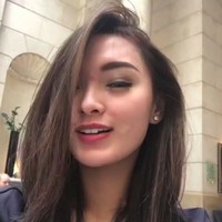 Zaskia Gotik sempat menghebohkan publik saat mengumumkan bahwa dirinya berpacaran dan bertunangan dengan Vicky Prasetyo. Keduanya melangsungkan pertunangan pada tahun 2013. Namun sayang hubungan tersebut tidak bisa sampai ke pelaminan karena Vicky tersandung kasus penipuan. Vicky juga diketahui telah menipu Zaskia dengan mengatakan bahwa sebelumnya dia belum pernah menikah, padahal sebenarnya Vicky telah memiliki 2 orang anak. Saat ini Zaskia telah resmi menikah dengan Sirajuddin Mahmud. Foto: (zaskia_gotix/Instagram)