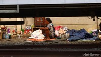 Kondisi ekonomi keluarga yang bergantung pada penghasilan sang suami membuat Darti dan keluarganya tak memiliki biaya untuk membeli tempat tinggal yang lebih layak. Meski berbahaya, Darti bersama suami dan satu anaknya memilih tinggal di bantaran rel kereta api.