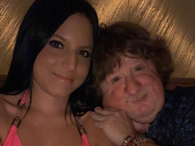 Hubungan keduanya terjadi setelah Sarah mengirim pesan di Facebook. Gayung bersambut, Mason pun langsung memborbadir like di foto Sarah.  Foto: Instagram