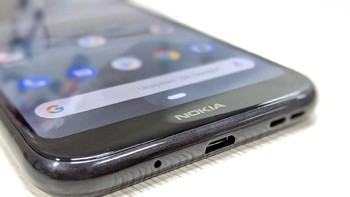 Speaker dan port microUSB berada di bagian bawah. Foto: Adi Fida Rahman/detikINET