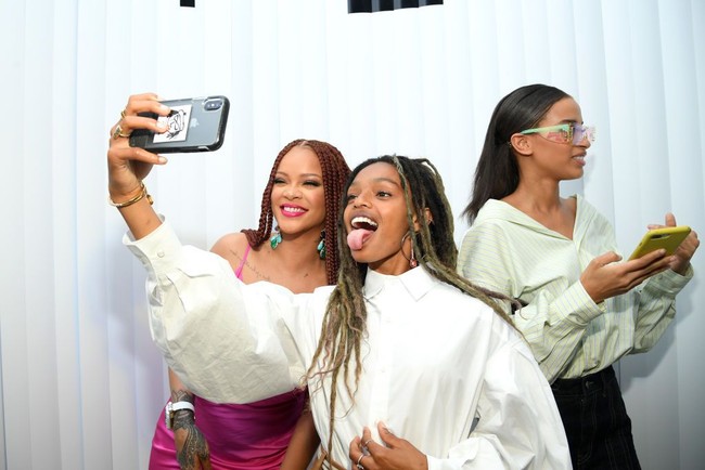 Ia tampak berfoto selfie dengan Selah Marley, fashionista yang juga anak dari musisi Lauryn Hill. Foto: Getty Images