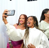 Ia tampak berfoto selfie dengan Selah Marley, fashionista yang juga anak dari musisi Lauryn Hill. Foto: Getty Images