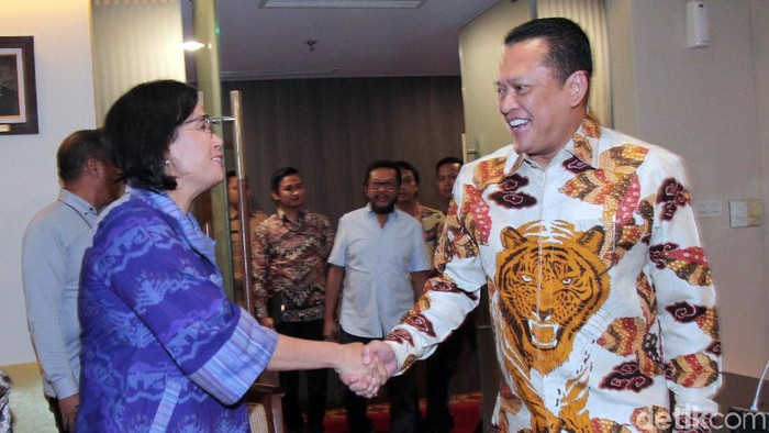 Menteri Keuangan Sri Mulyani Indrawati menggelar rapat dengan pimpinan DPR. Rapat membahas anggaran pagu indikatif DPR 2020. Pimpinan DPR yang hadir antara lain Bambang Soesatyo dan Utut Adianto.