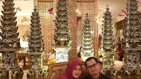 Tiap satu jam.. pastiii ngerasaaaaa laper 🙄🙈 enaknyaaa makan apa lg yaaa hujan hujan giniiiii 😬😬 #inthemoodoffood, kata Lisya yang pamer senyum manis saat menunggu di restoran. Foto: Instagram lisyanurrahmii
