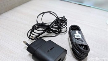 Selain itu terdapat charger, kabel data dan earphone. Foto: Adi Fida Rahman/detikINET