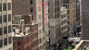 Mengira ada yang orang yang akan bunuh diri, ternyata saat dicek polisi dari dekat hanyalah sebuah payung besar. (Foto: Boredpanda)