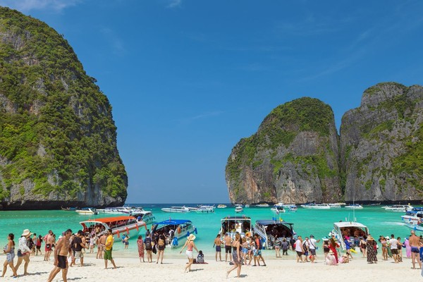 Namun pengunjung dibatasi, hanya 375 traveler yang dapat mengunjungi sekaligus dan berenang di perairan ini. (iStock) Namun pengunjung dibatasi, hanya 375 traveler yang dapat mengunjungi sekaligus dan berenang di perairan ini. (iStock)