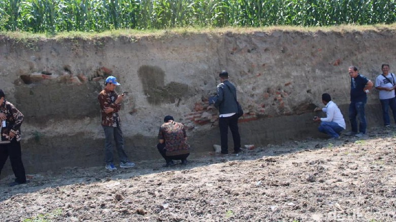 Struktur Bata Kuno Sisa Permukiman Majapahit Ditemukan Penggali Pasir Struktur Bata Kuno Sisa Permukiman Majapahit Ditemukan Penggali Pasir