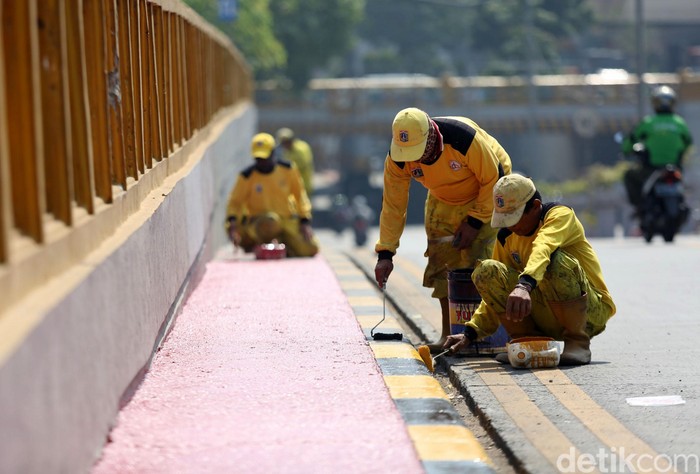 Sejumlah petugas Bina Marga mengecat marka jalan di kawasan Underpass Tanah Abang. Hal itu dilakukan untuk menyambut HUT Jakarta ke-492.