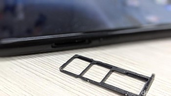 Nokia 4.2 punya slot dual SIM Card dan microSD. Foto: Adi Fida Rahman/detikINET