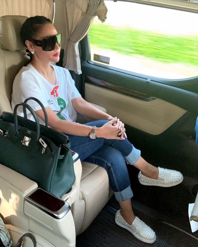 Kacamata dengan desain oversized kerap menghiasi gaya Inul. Yang satu ini datang dari Dior bernama Diorsolight1 seharga US$ 425 atau Rp 6 juta. Foto: Instagram