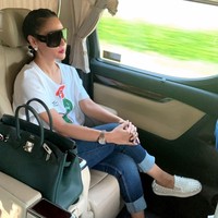 Kacamata dengan desain oversized kerap menghiasi gaya Inul. Yang satu ini datang dari Dior bernama Diorsolight1 seharga US$ 425 atau Rp 6 juta. Foto: Instagram