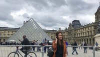 Sepertinya Ayu tahu kalau ke Paris tak lengkap kalau juga tidak berfoto di Museum Louvre, salah satu museum seni terbesar di dunia. (ayutingting92/Instagram)