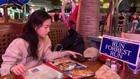 Mengintip Instagram pribadinya, aktris cantik yang lama tinggal di China itu kerap bagikan momen kuliner seru. Salah satunya saat makan di sebuah restoran sekitar Alabama, Amerika Serikat ini. Foto: Instagram ggonekim