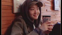 Saat menyesap satu cup kopi hangat ini, banyak netizen yang berpikir kalau Kim Go Eun jadi terlihat mirip dengan aktor Lee Jong Suk. Menurut kamu gimana? Foto: Instagram ggonekim