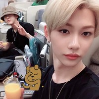 Selain wajah tampan dan freckles menggemaskan, banyak penggemar menganggap Felix Stray Kids punya senyum yang menawan dan bikin meleleh? Foto: Instagram @realstraykids