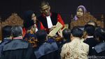 Giliran KPU Bawa Amplop Coklat di Sidang Sengketa Pilpres