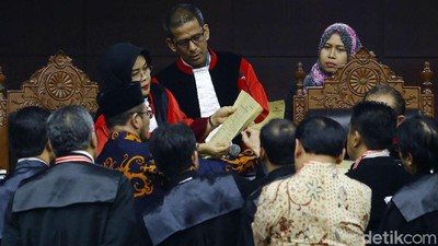 Giliran KPU Bawa Amplop Coklat di Sidang Sengketa Pilpres