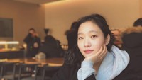 Lagi-lagi minum kopi hangat. Tapi meski tanpa riasan, lawan main Park Hae Jin di Cheese In the Trap itu tampak memesona. Foto: Instagram ggonekim