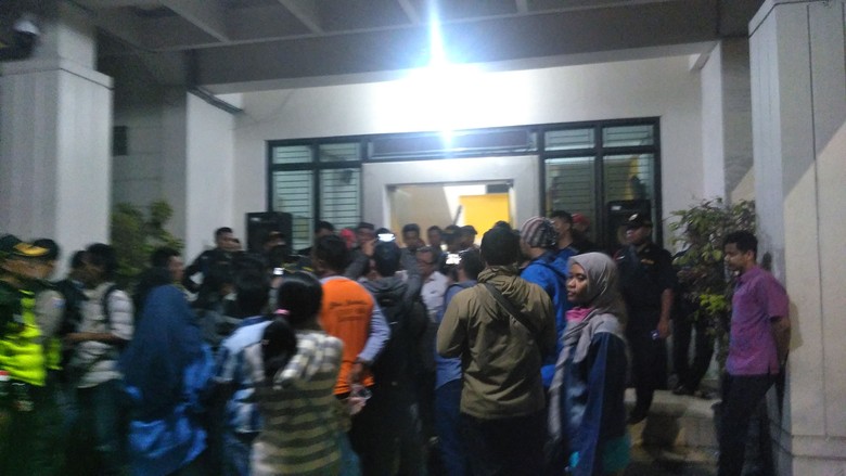 Protes soal Zonasi, Wali Murid Datangi Dinas Pendidikan Surabaya Malam-malam Protes soal Zonasi, Wali Murid Datangi Dinas Pendidikan Surabaya Malam-malam
