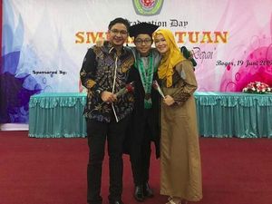 Pasha Ungu dan Okie Agustina Pun Kini Kompak di Wisuda Anak