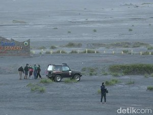 Bromo Membeku, Wisatawan Justru Senang dan Antusias