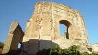 Baia terletak 240 kilometer dari Roma. Kira-kira, jika ditempuh dengan jalur darat, perjalanannya memakan waktu sekitar 2 jam 56 menit. Mau coba ke sini? (iStock)
