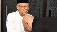 Deddy Corbuzier mencium tangan KH Maruf Amin. Foto: Noel/detikHOT