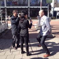 Diwawancarai media, karyawan asal Belanda ini harus menekuk kaki agar sosoknya tersorot kamera. Foto: Dok. Boredpanda