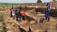 Arkeolog BPCB Jatim Nugroho Harjo Lukito menjelaskan, struktur purbakala ini berbentuk pagar. Salah satunya dibuktikan dengan adanya bagian tonjolan yang lebih tebal 20 cm dibandingkan bagunan utama. Lebar setiap tonjolan mencapai 110 cm. Jarak antar tonjolan 445 cm.