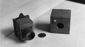 Kamera ini bernama obsqura dan dijuluki sebagai kamera perangkap tikus karena bentuknya yang kotak layaknya sebuah perangkap tikus. Kamera yang dirancang oleh seorang fotografer bernama William Henry Fox Talbot dan dibantu oleh ilmuwan ini dibuat sekitar tahun 1015 di Barat. Hulton Archive/Getty Images.