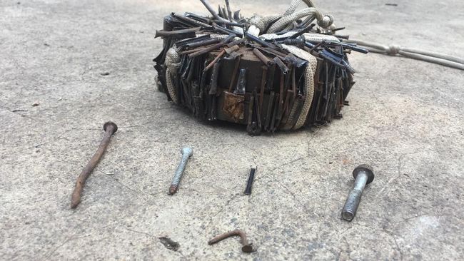 Ngeri! Motor Kena Ranjau Paku Berujung Maut