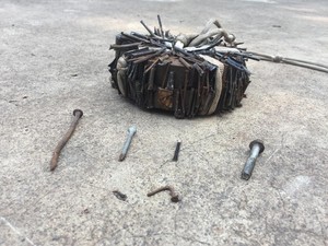Ngeri! Motor Kena Ranjau Paku Berujung Maut
