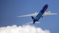 Tak ketinggalan, Boeing juga turut memamerkan pesawat mereka Boeing 787-9 milik maskapai penerbangan Air Tahiti Nui di ajang International Paris Air Show 2019. Pascal Rossignol/Reuters.