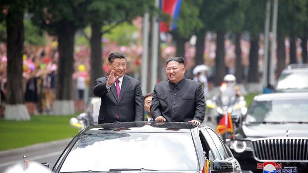Yang terakhir, Kim bertemu Presiden China Xi Jinping. Kim menjadi tuan rumah pertemuan ini. Yang terakhir, Kim bertemu Presiden China Xi Jinping. Kim menjadi tuan rumah pertemuan ini.