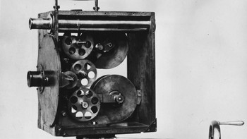 Kamera film ini berjenis kinematograph dan pernah digunakan untuk memfilmkan Perayaan Berlian atau perayaan 60 tahun Ratu Victoria menduduki takhta monarki Inggris pada tahun 1897. Hulton Archive/Getty Images.