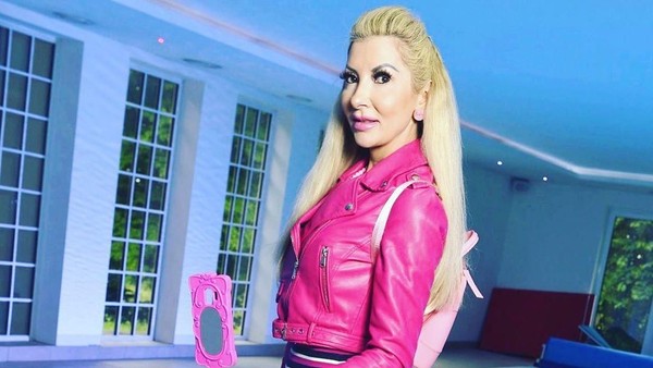 Foto: Penampilan Ibu-ibu Hebring yang Obsesi Jadi Barbie, Rela 100 Kali Oplas