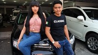 Lucinta Luna berpose dengan Toyota Camry miliknya di bengkel Classic Car Interior, Jakarta. Istimewa/Lucinta Luna.