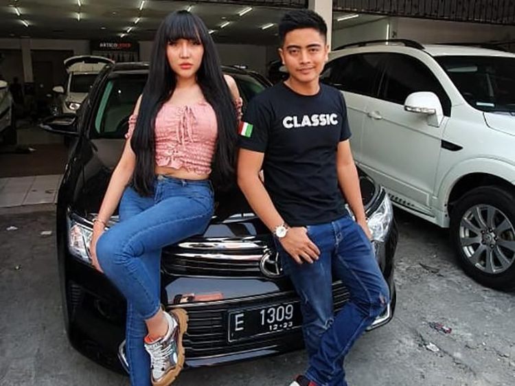 Gaya Lucinta Luna dengan Mobil Tunggangannya
