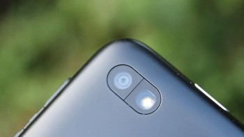 Q10 mengandalkan kamera 5 megapixel. Adapun kamera depannya beresolusi 2 megapixel. Foto: Pocket Lint