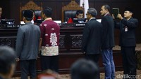 Empat orang saksi disumpah sebelum memberikan kesaksian di hadapan hakim konstitusi.
