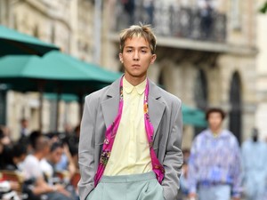 Penampilan Mengejutkan Mino WINNER di Fashion Show Louis Vuitton