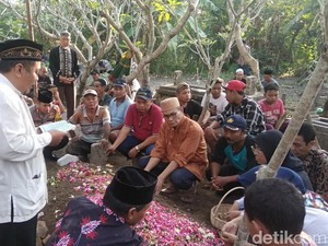 Mengeluh Sesak Napas, Ibunda Johan Budi Wafat