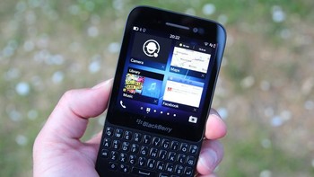 Pada Juni 2013, BlackBerry meluncurkan smartphone yang terhitung murah di masa itu. Namanya Q5, dengan bentuk yang sudah tidak ada di zaman sekarang. Di Indonesia, handset dengan OS BlackBerry 10 versi ekonomis itu dibanderol dengan harga retail Rp 3,9 juta. Murah karena ponsel BlackBerry lain semacam Q10 waktu itu harganya di atas Rp 5 juta. Foto: Pocket Lint