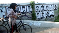 Pemasangan foto-foto tersebut merupakan salah satu upaya untuk merawat ingatan atas tragedi Mei 1998 yang terjadi 21 tahun silam.